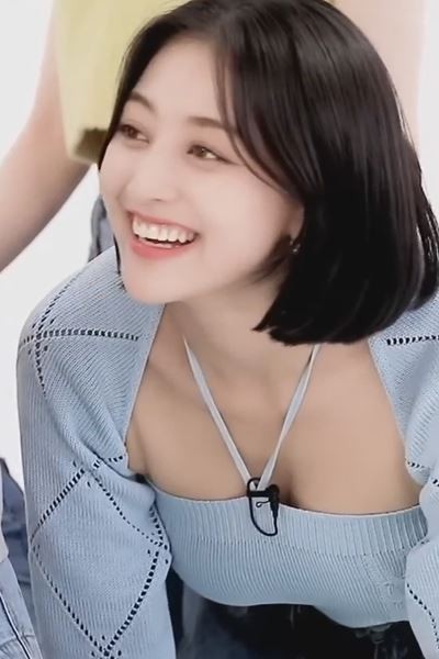 (SOUND)TWICE JIHYO with a heavy off-the-shoulder sweater.