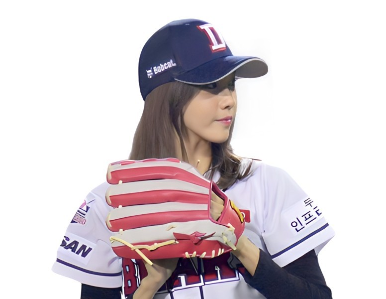Im Yoona, throw the first pitch.