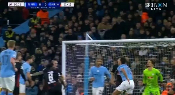 Man City wins PK due to handball foul by Man City vs. Leipzig Henriks. Shaking. Shaking.