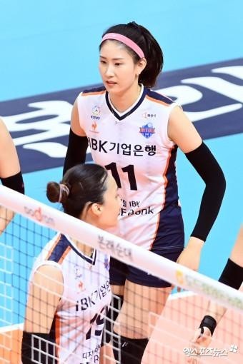 188cm tall volleyball player Kim Soo-ji's mysterious sitting height.