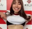 Natsuki Yui putting up a t-shirt.