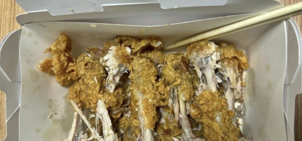 How to eat chicken legs is controversial.