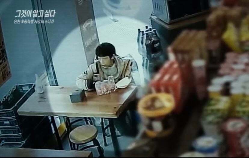 Shock CCTV the day before the death of an elementary school student who died after being abused by tying his face and body to a chair for 16 hours.