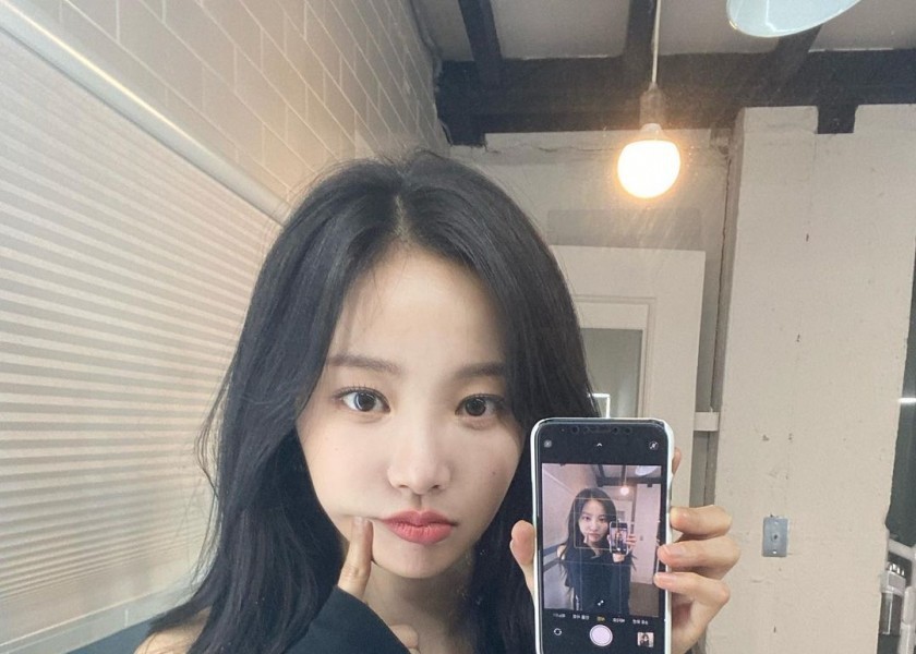 Former MOMOLAND Yeonwoo who knows he's pretty