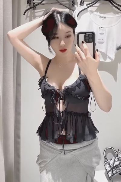Model Kim Woo Hyun buys clothes at Zara