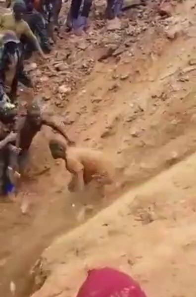 (SOUND)Video of rescuing a worker from a collapsed cobalt mine in Congo: 56 seconds