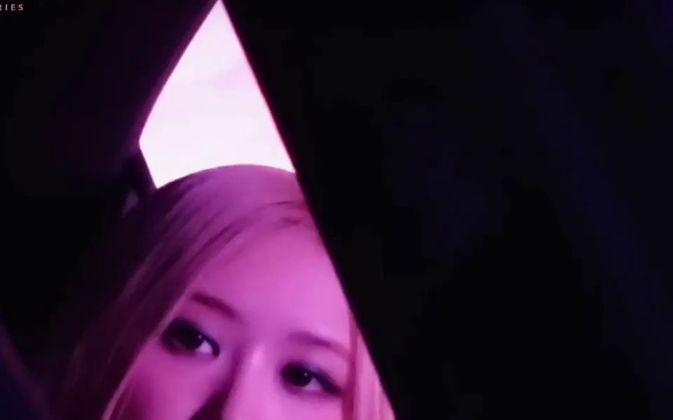 BLACKPINK Rose looks great with blonde hair