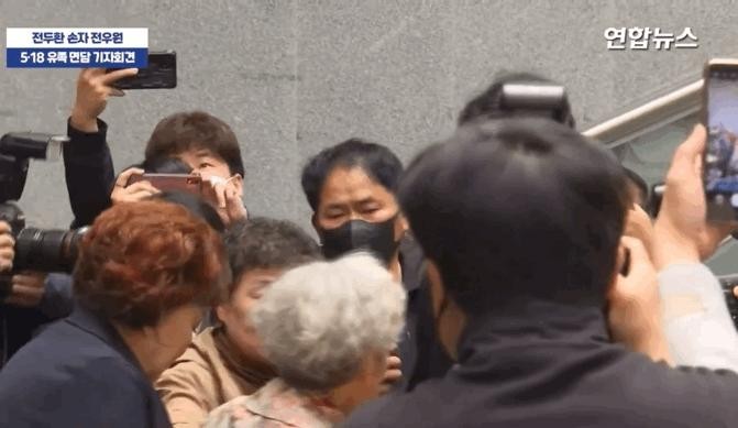 518 bereaved families hugging Chun Doo-hwan's grandson gif