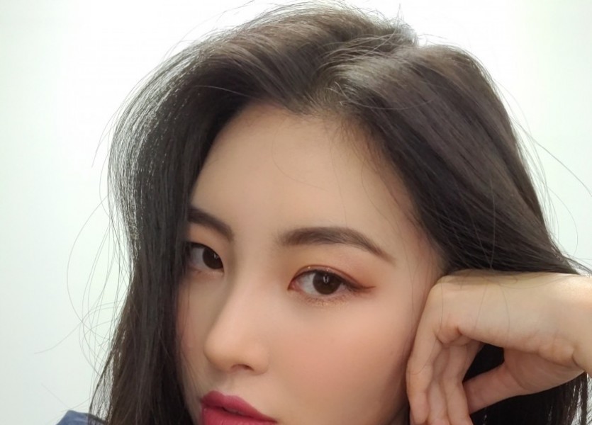 Sunmi's makeup promotion selfie