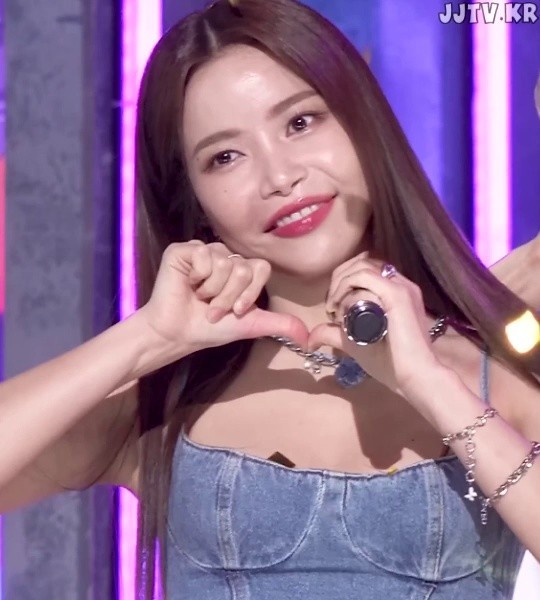 (SOUND)MAMAMOO's Solar with glitter in her chest