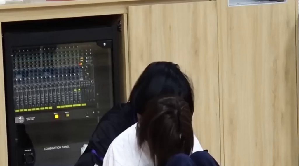 (SOUND)Jihyo fell down while trying to rub Sana's shoulder
