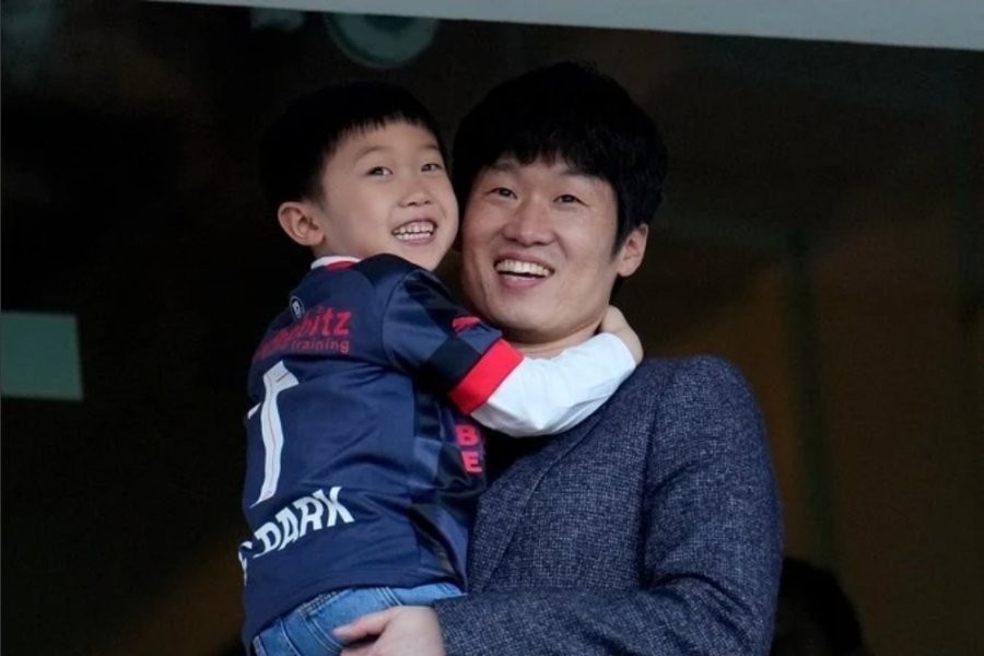 Park Ji-sung's son's face revealed for the first time.jp
