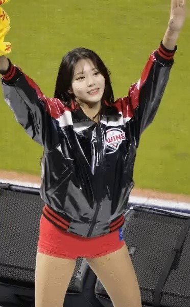 LG Twins cheerleader Kim Eo-seo in glossy jacket