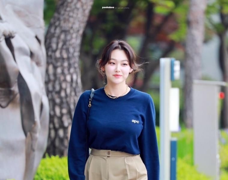 Navy cotton T-shirt with a subtle reflection of a heavy bra cup. Volume: Kang Mina