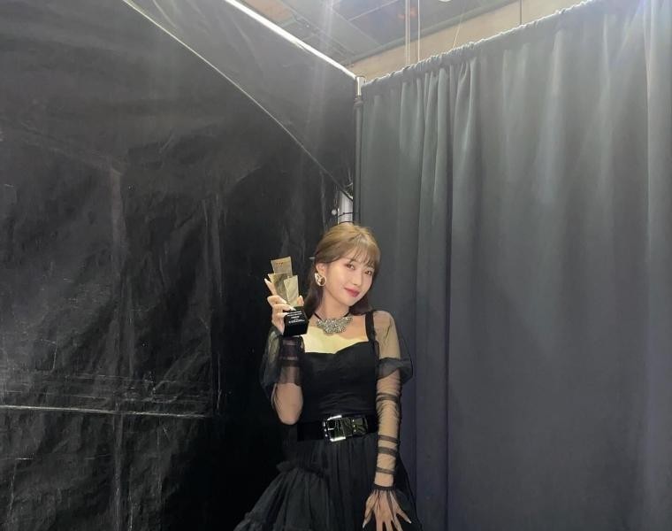 EVERGLOW SIHYEON's dizzying collection of dresses, chest bones, high quality