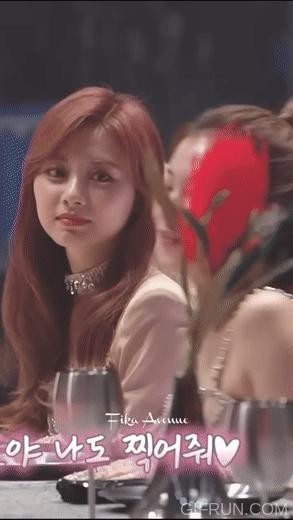 TWICE's charming SANA and TZUYU