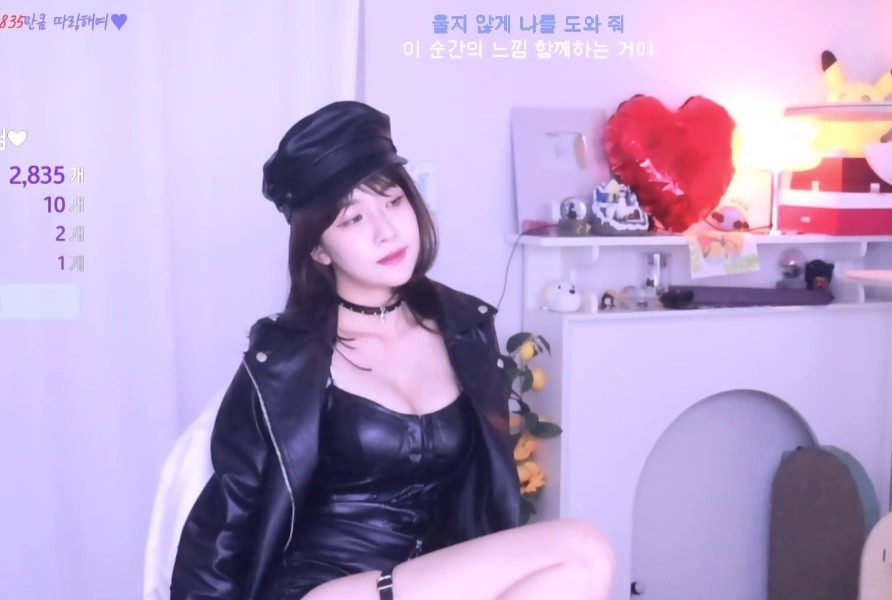 Lee Arin's dizzying cosplay leather outfit body
