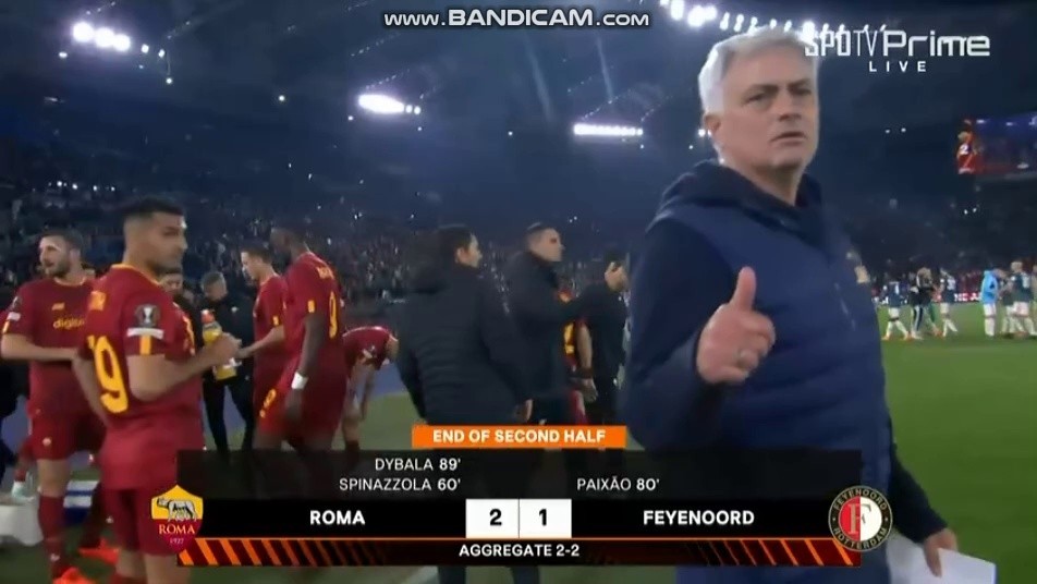 Rome vs Feyenoord Muberge Thumbs up Shaking
