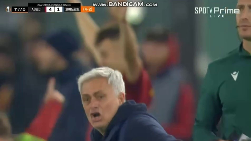 Mourinho's reaction during Rome vs Feyenoord's wedge goal Shaking