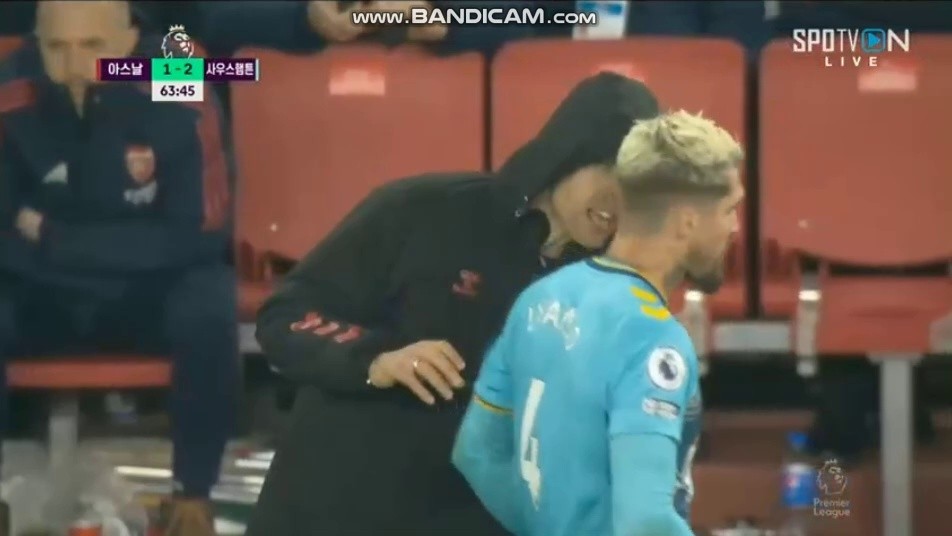Arsenal vs Bednarek breathing with teammates on Southampton bench Shaking