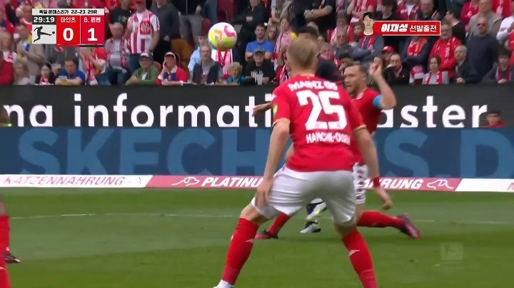 Mainz v Munich Canselu Cross Mane First Goal Shaking. Shaking