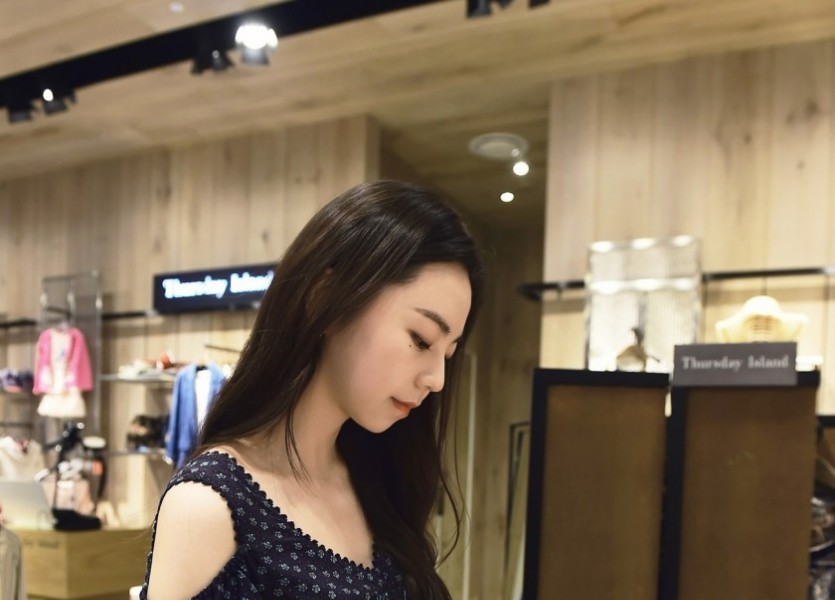 SOHEE signs to celebrate her return to the king