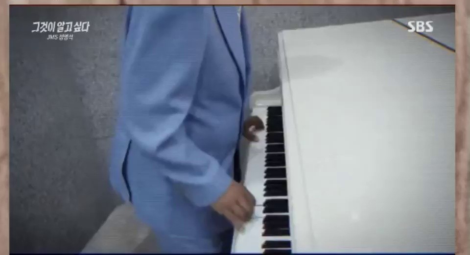 JMS's personal talent for playing the piano in 7 places GIF