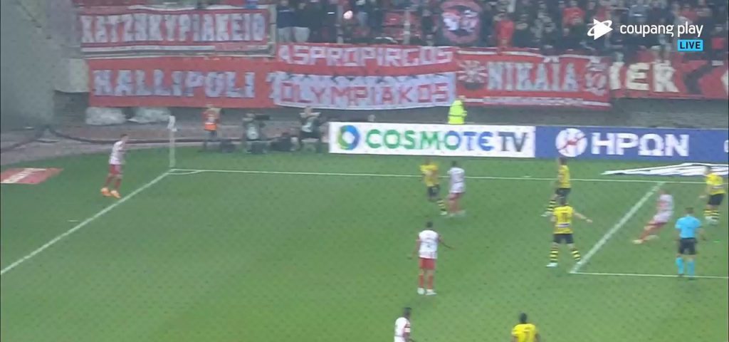 Olympiacos vs. AEK, a referee who pushes but doesn't declare PK