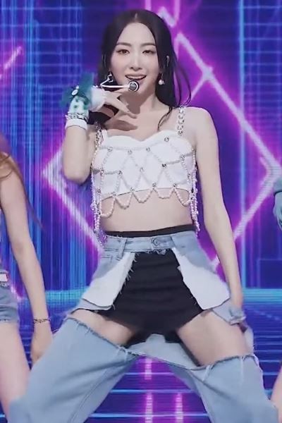 (SOUND)ALICE's Yukyung with ripped jeans