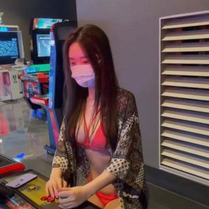 Shin Jaeeun playing arcade games