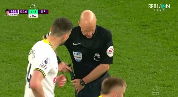 Tottenham vs. Lindelof with Manchester United card almost sent off
