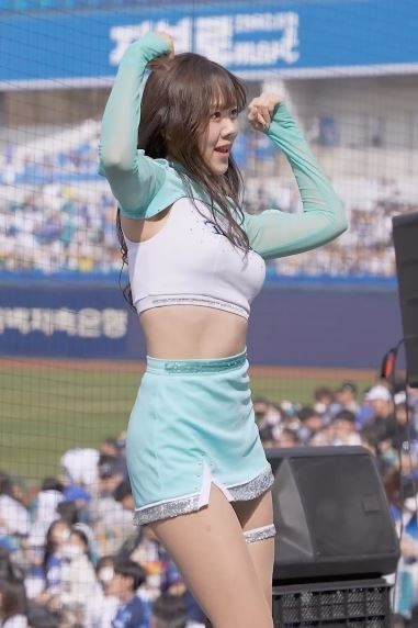 Cheerleader of a plump crop sleeveless Kang Jiu