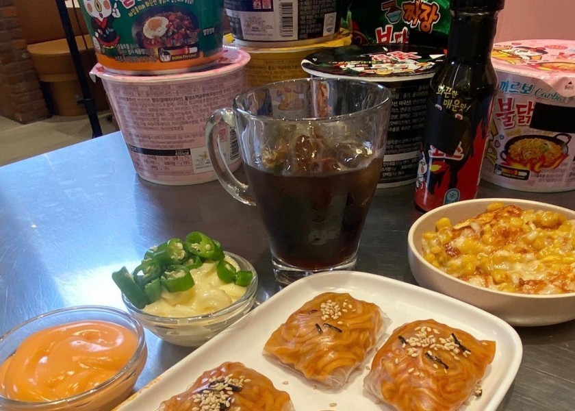 YEJI's spicy chicken wrap for ITZY ITZY's noisy meal mate LIA
