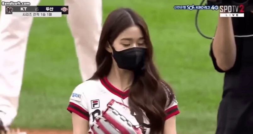 Jang Wonyoung takes off her mask while trying to throw the first pitch