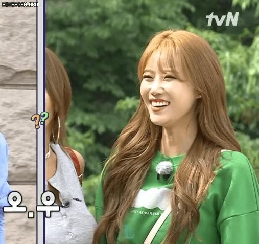 Mi-Joo's expression when a female guest comes out