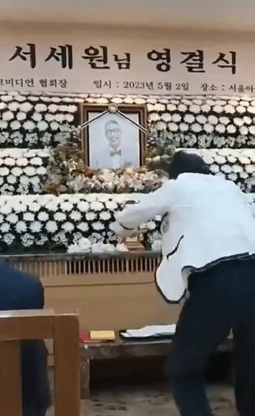 Comedian Kim Jung-ryul came to visit Seo Se-won's funeral