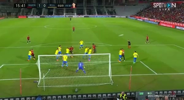Mallorca vs Cadiz Mallorca Mapeo scored the first goal Shaking. Shaking