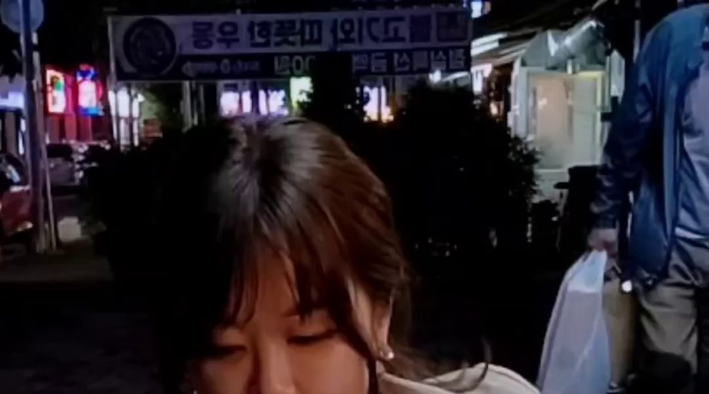 (SOUND)A girl was drinking makgeolli outside