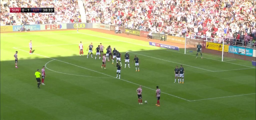 (SOUND)Sunderland vs. Luton Town Sunderland Amad Diall in the first round of the promotion PO, tied for a mid-range wonder goal Shaking. Shaking
