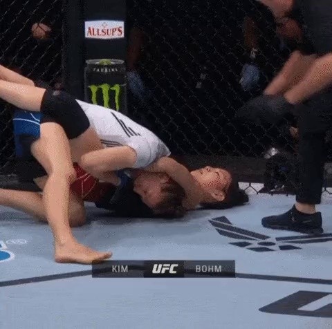 The scene of a Korean women's team player who lost by foul at UFC just now is GIF