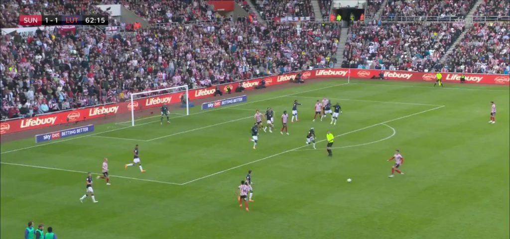 (SOUND)Sunderland vs. Luton Town Sunderland Tri-Hume Reversal in Game 1 of the promotion PO Shaking. Shaking
