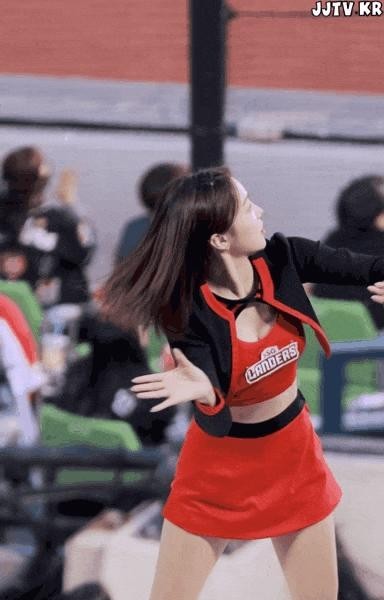Cheerleader Lee Juhee, who shows off her presence even when she bows down