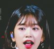 Eyebrow cropped jacket and red skirt. Eyebrow Ahn Yujin