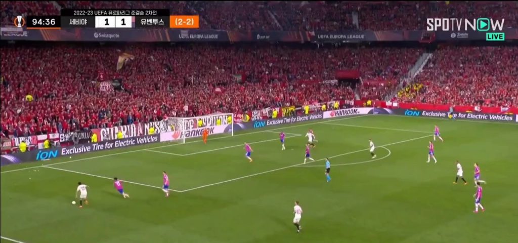 (SOUND)Seville vs Juventus, good cross from Bryan Hill, and Lamela finishes this Sevilla's come-from-behind goal!! The King of Europa comes to life once again!!mp4AGG 32