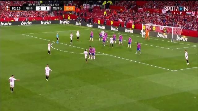 Sevilla v Juventus hydrogen free-kick shot, but Shuchesney saved