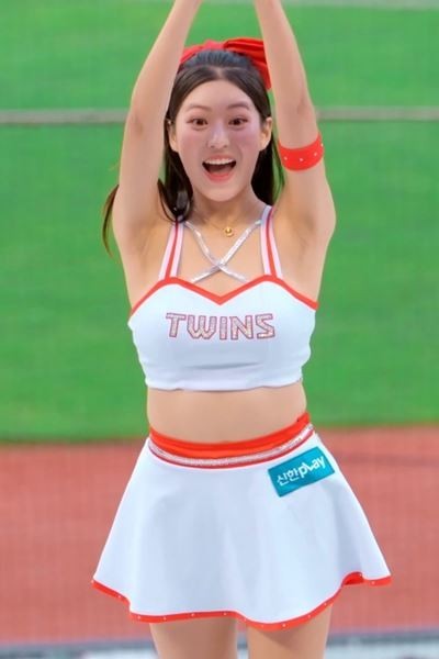 Crop top heavy movement Kim Eo-seo cheerleader