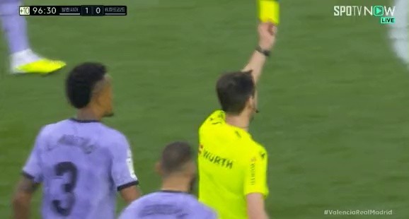 Valencia vs. Vinicius direct exit gif after Real Onfield review