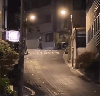 Foreigners bought skateboards in Itaewon alleyways