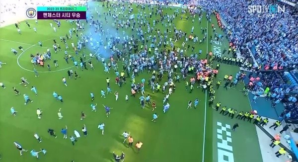 Manchester City celebrates its victory with 12 consecutive wins in the league at the end of the match against Chelsea Shaking