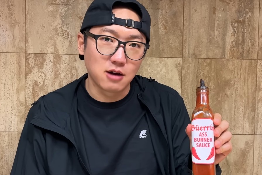 Reaction of a Korean YouTuber who tried Argentina's spicy sauce for Ddongko's attack